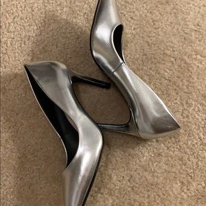 NEW/NWT - ZARA SILVER PUMPS